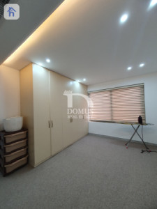 Elegant 5-Bedroom Villa Image 16