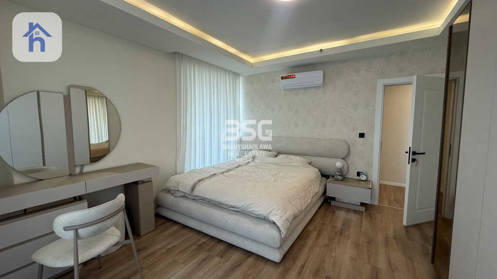 Modern apartment with spacious layout Resim 2