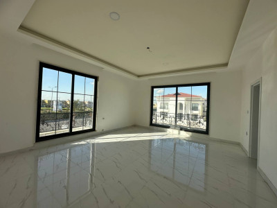 Spacious House with Luxury Amenities Image 6