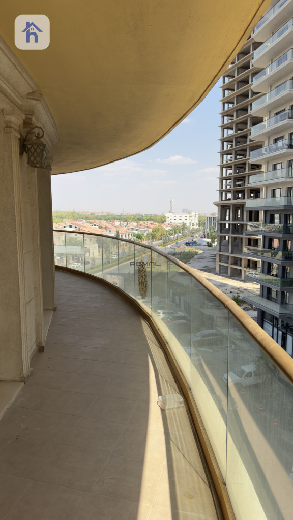 Spacious Apartment in Roya Tower Image 2